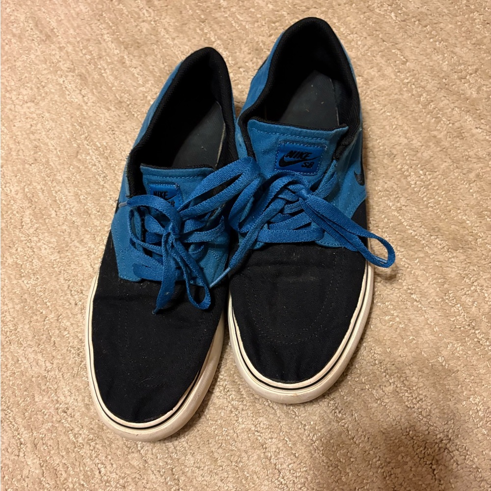 Nike Men's Dual-Tone Blue and Black Sneakers